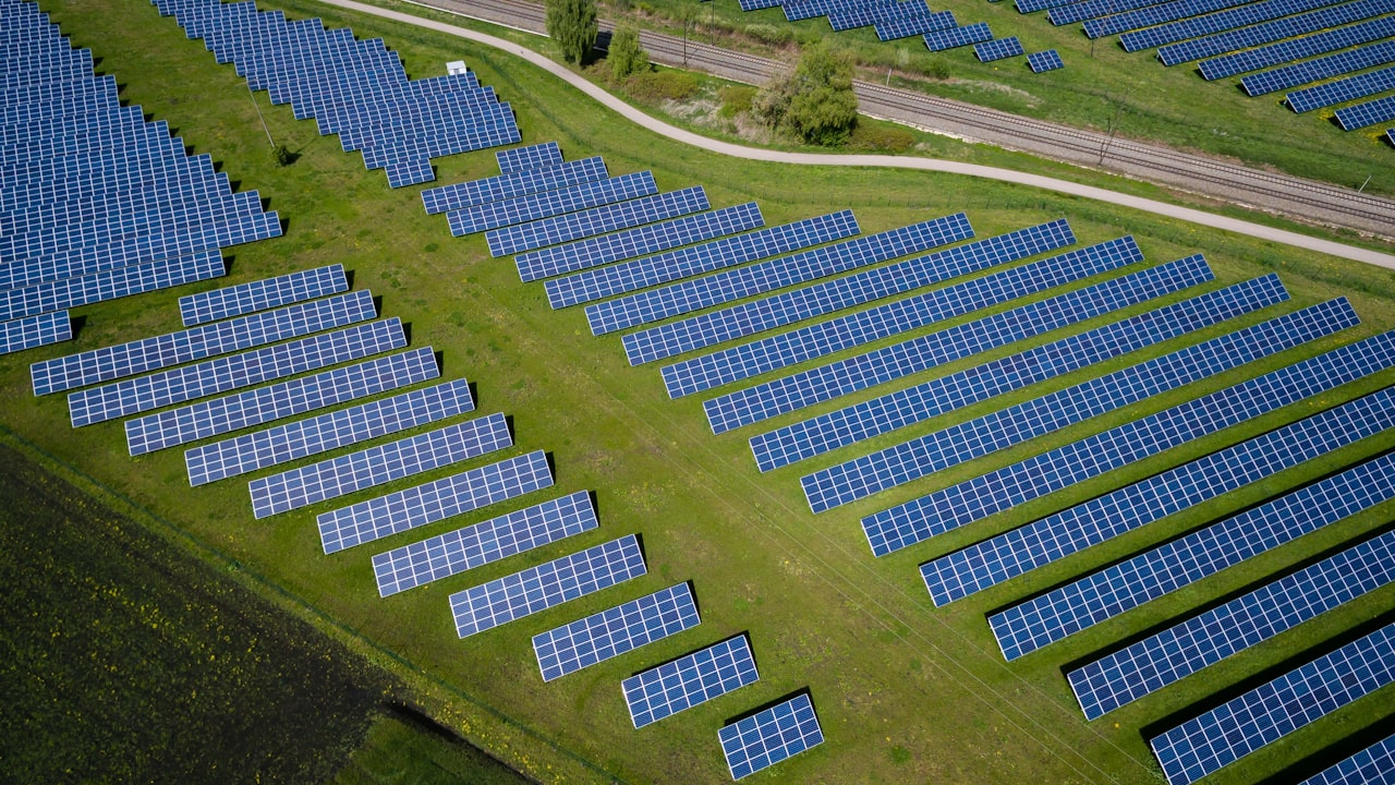Panneaux solaires sur toiture — canicule et production d'electricite