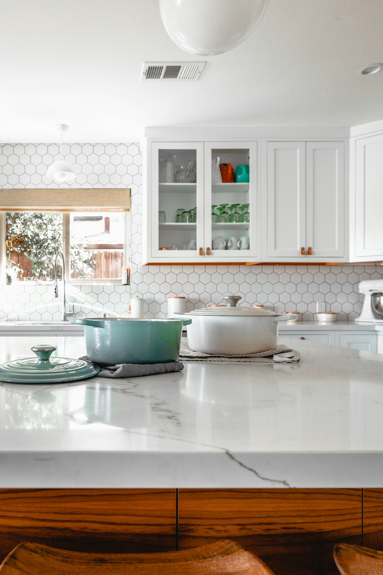Cuisine renovee moderne — electromenager et plan de travail neufs