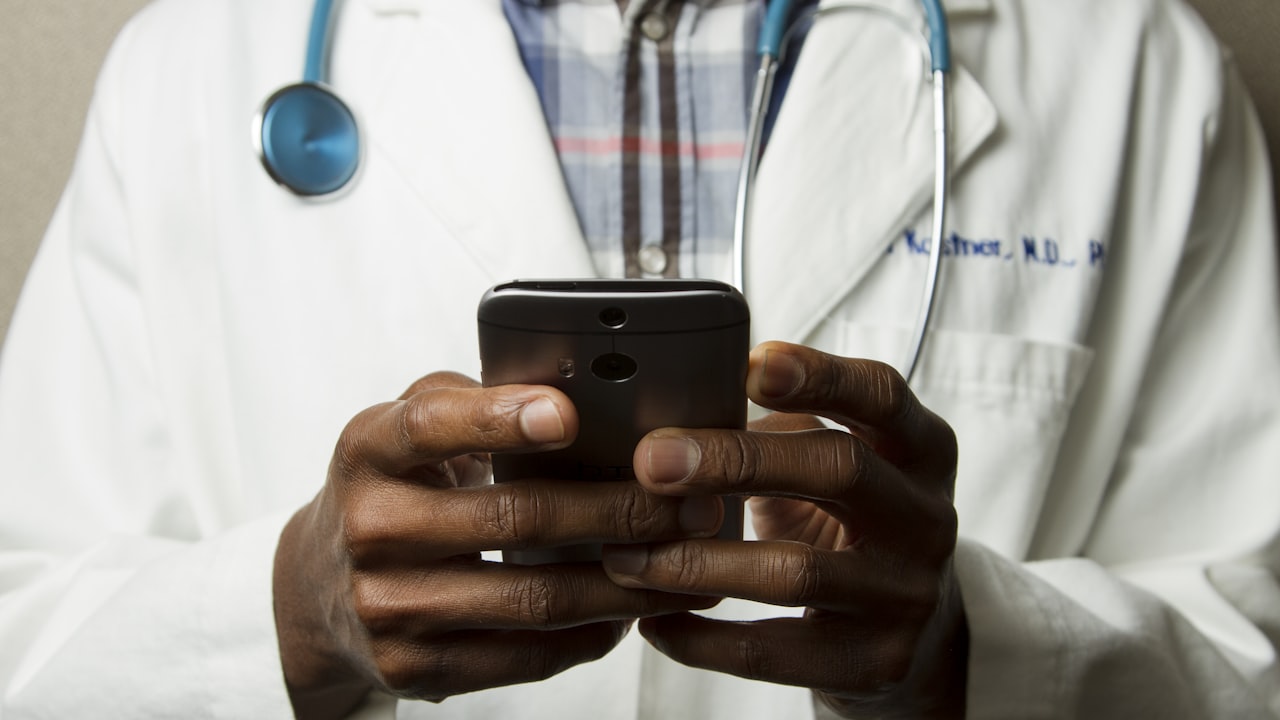 Senior en consultation medicale avec un professionnel de sante
